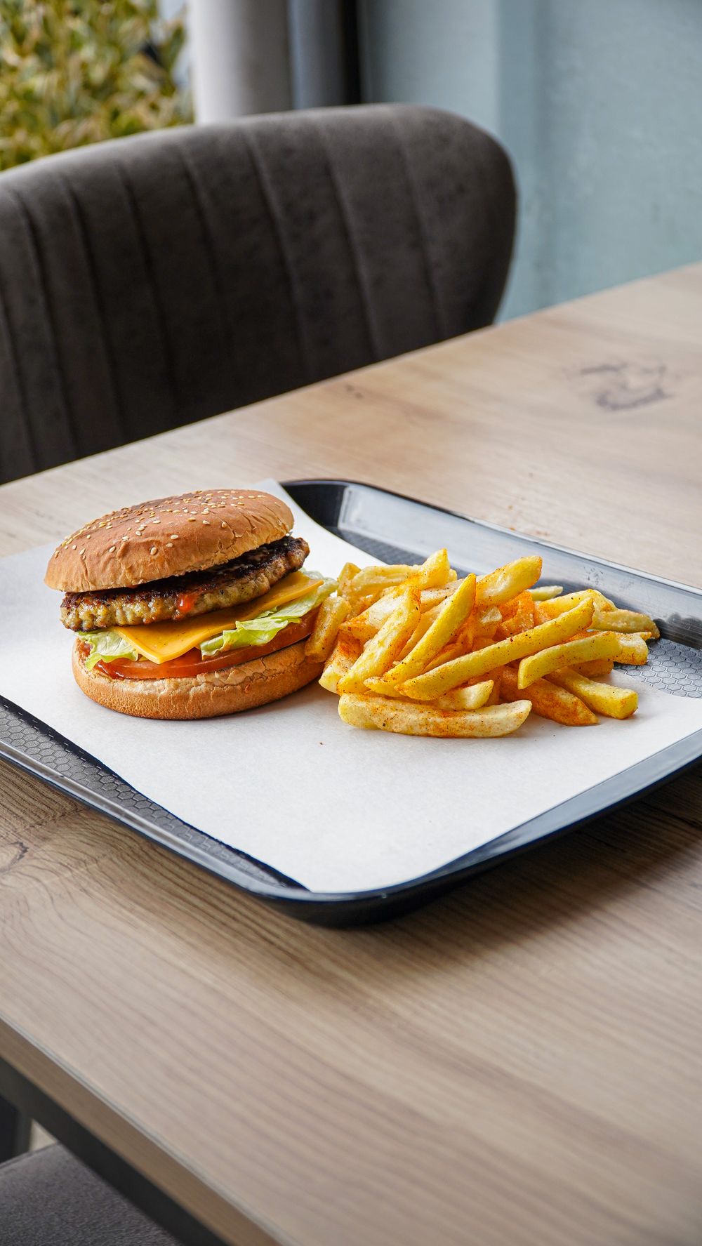 Burger et frites servis sur un plateau
