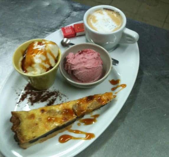 Café gourmand : expresso, mini-desserts, glace et tarte au caramel