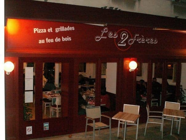 La façade rouge : « Pizza et grillades au feu de bois – Les 2 Frères »