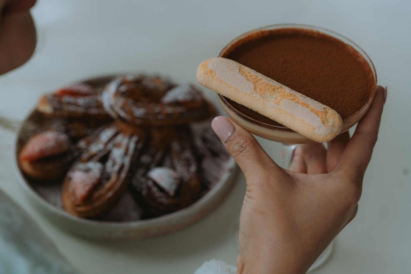 Dessert au chocolat tenu à la main